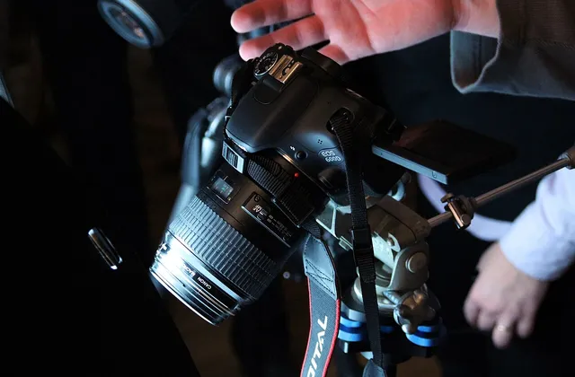 Canon DSLR camera mounted on a tripod, photographed by Lionel Allorge in January 2013