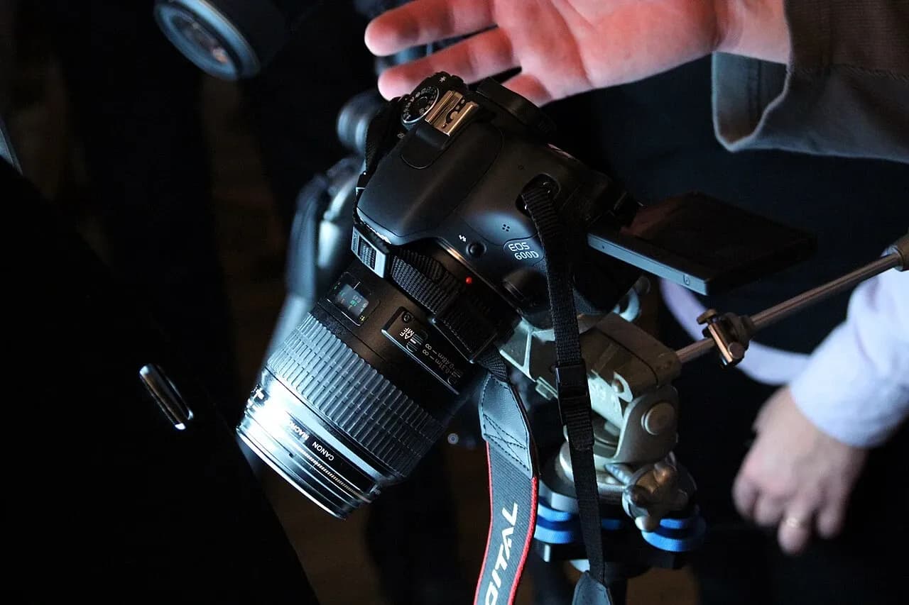 Canon DSLR camera mounted on a tripod, photographed by Lionel Allorge in January 2013